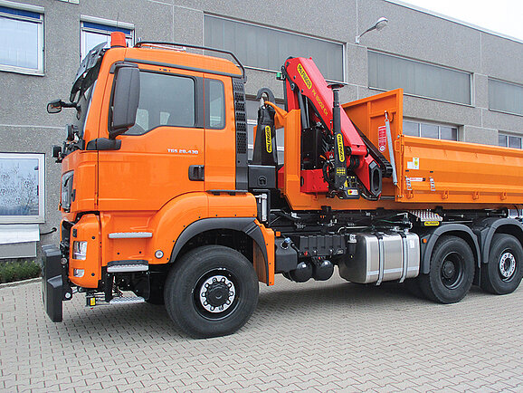 Sonderfahrzeug mit PALFINGER Abrolkipper und Ladekran