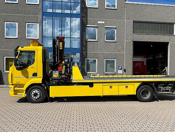 PALFINGER Abschleppfahrzeug mit Ladekran