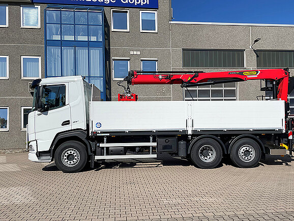 Pritschenaufbau mit PALFINGER Ladekran